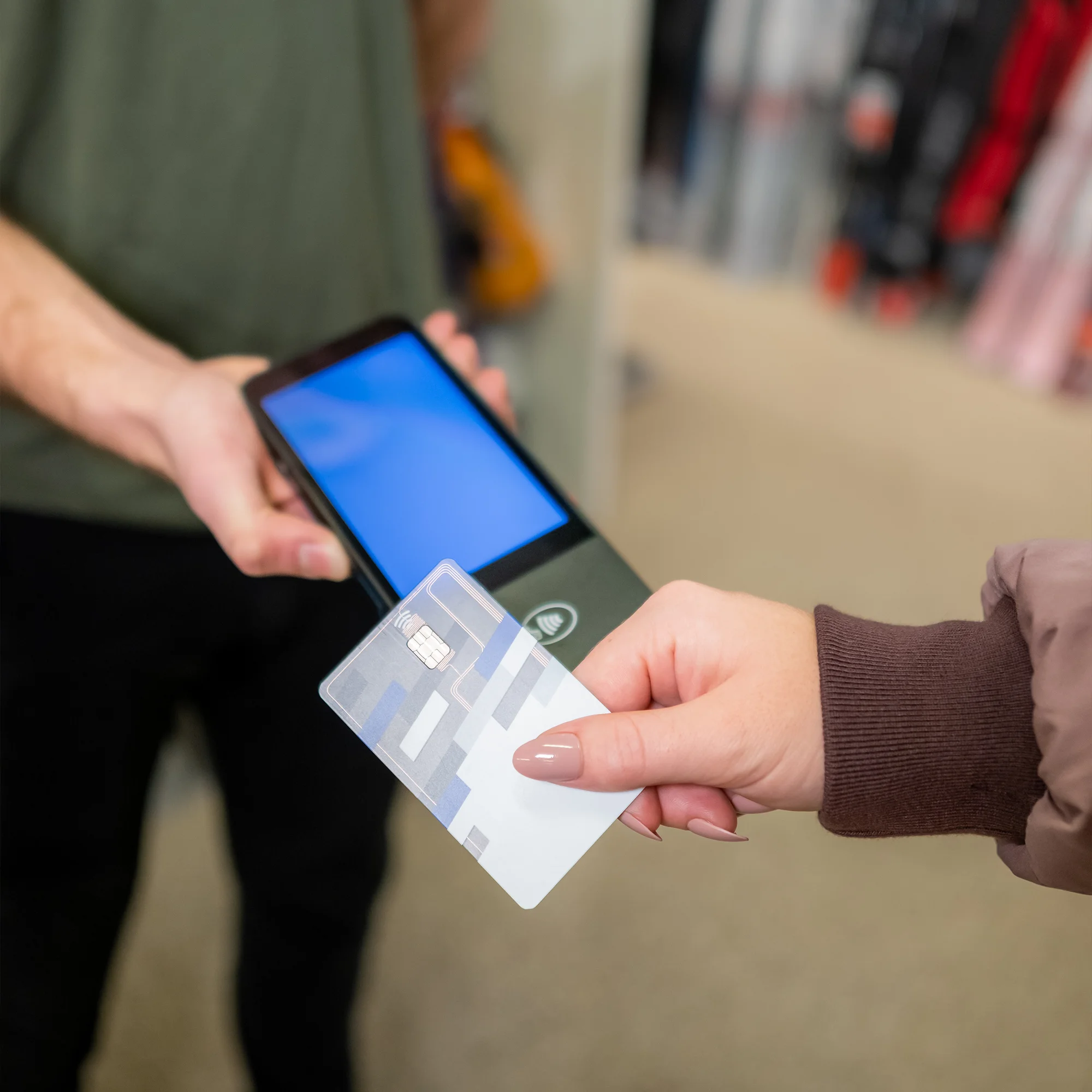 Kunde betaler på gulvet i butik via betalingsterminal